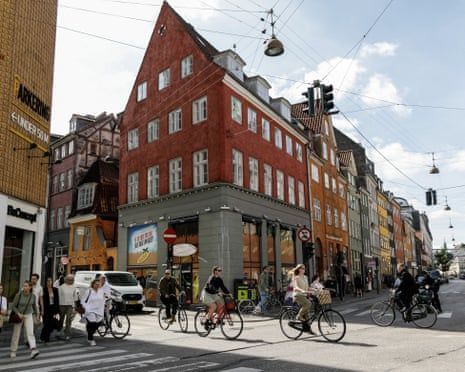 oneworldconsult's tweet photo. We know how to make cities more livable.  Fewer cars, more public transport, more available green space...

 https://t.co/KoZe499RuW https://t.co/49UI6OZKix