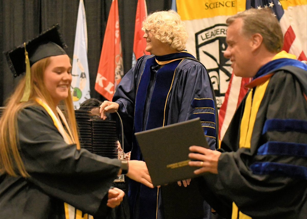 HaleyG_2024's tweet photo. B.S. in Sports and Exercise Science…. I knew graduating high school with my Associate’s Degree was a good idea. #educated https://t.co/3lsTAn39aW