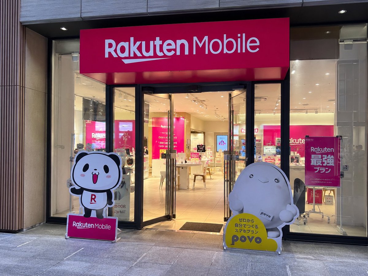 barigonzou's tweet photo. 某楽天モバイルショップ行った時の事

🧑🏻「ご用件お伺いします」

俺「Nothing Phone (4a) Pro見に来ただけです」

🧑🏻「ご検討ありがとうございます😊楽天モバイルは既にご利用中ですか？」

俺「はい」

🧑🏻「ありがとうございます😊何かお困りごとはございませんか？」

俺「そういえばこの前電波が少し悪かったみたいでコンビニで楽天Payで支払いが出来なくて少し困りました」

🧑🏻「そうなんですね💦ご不便おかけして申し訳ございません💦直接的な解決にはならないのですが…他社様のお話ですみませんがpovoっていう基本料金0円のサービスがありまして、楽天モバイルの電波が繋がりにくい時などにサブで使ってる方が多いみたいです😊」

楽天モバイルのスタッフさんがナチュラルにpovoをおすすめしてきてびっくり。
KDDIの社長もpovoで支援したいとか言ってたしね。もうそういう事なんだよ。
あまりにも公式カップリング過ぎる。

この際KDDIに言って楽天モバイルショップでpovoの紹介と申し込みのサポートをしたらいんじゃね。絶対win-winでしょ。