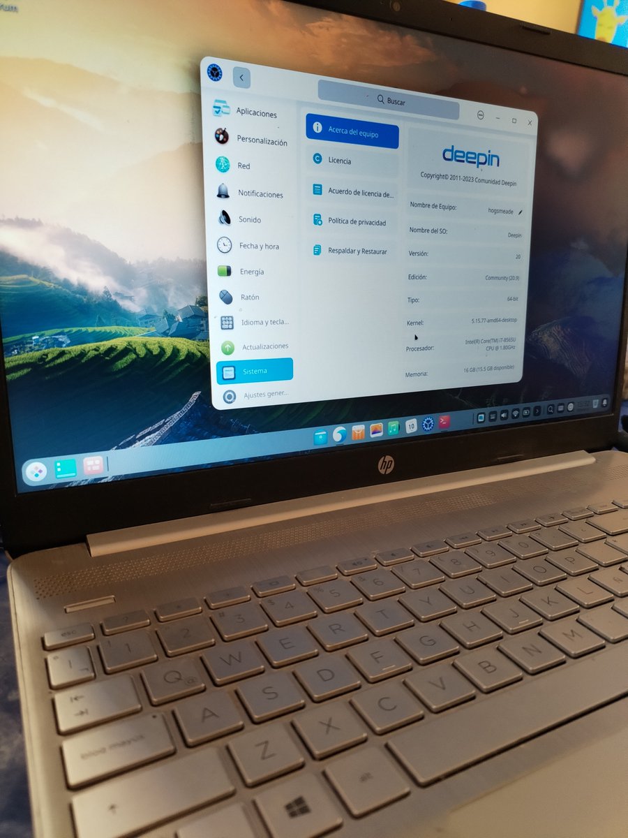 evelascom's tweet photo. Estéticamente es muy bonito, hace bastante que conozco esa distro allá por el 2016, siempre me pareció muy intuitiva, aunque falla en sus traducciones que hay porciones de texto aun en chino, y los mirrors de sus paquetes son un poco lentos, imagino que salen de China y yo por estar en Perú se siente la latencia cuando quiero hacer alguna instalación. He podido usarlo como entorno de desarrollo con .NET usando Rider y DataGrip junto a Docker, aunque este último fue un poco tedioso de instalar. Es cierto que ahora exige un poco más de recursos pero su intención nunca fue ser apta para PC antiguas, aun así es muchísimo más ligera que Win11.
