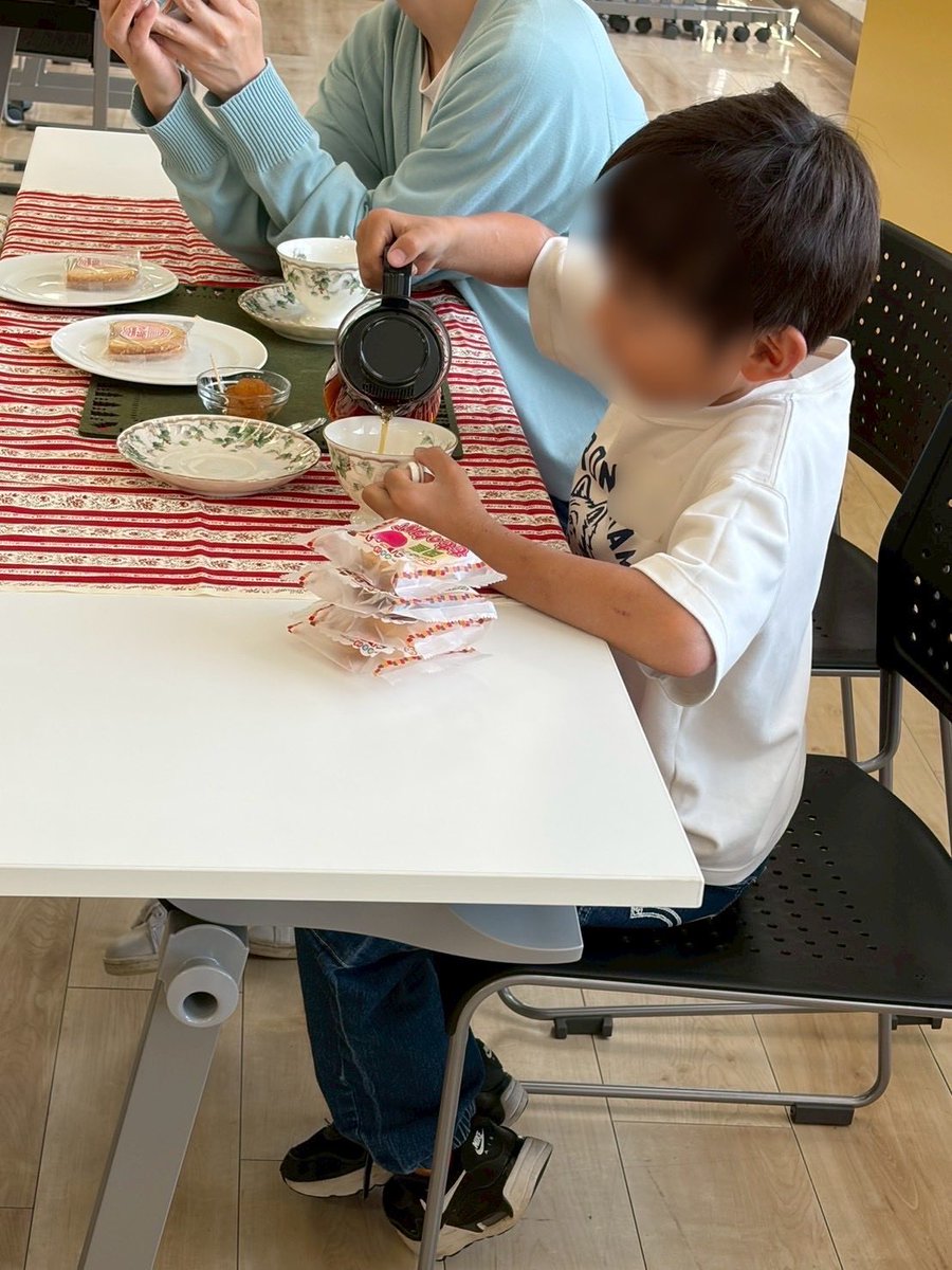 fukukoya_'s tweet photo. 自分で紅茶を淹れる体験では、みんな真剣な表情で「美味しくなりますように」と丁寧に淹れていました☕️
紅茶とお菓子を楽しみながら、親子や兄妹同士で交流を深める様子も見られました♪
今回のイベントが、家族との交流の大切さに気づくきっかけになれば嬉しいです！！ https://t.co/cGBOBxnepg