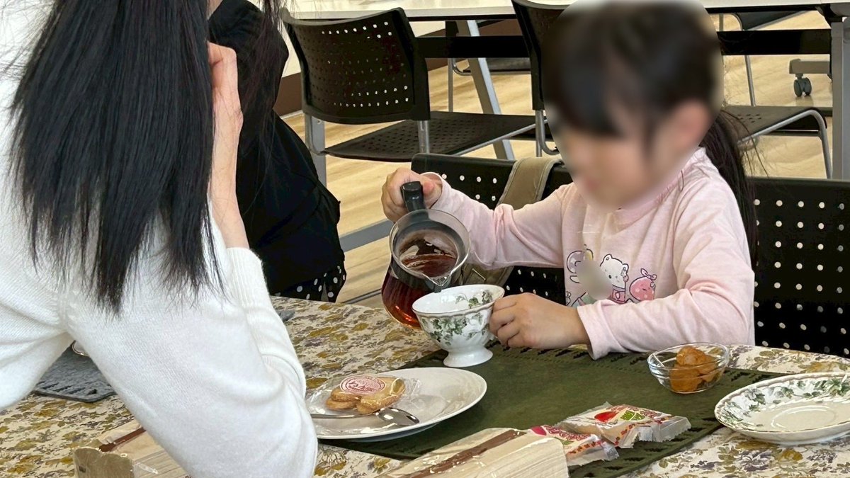 fukukoya_'s tweet photo. 自分で紅茶を淹れる体験では、みんな真剣な表情で「美味しくなりますように」と丁寧に淹れていました☕️
紅茶とお菓子を楽しみながら、親子や兄妹同士で交流を深める様子も見られました♪
今回のイベントが、家族との交流の大切さに気づくきっかけになれば嬉しいです！！ https://t.co/cGBOBxnepg