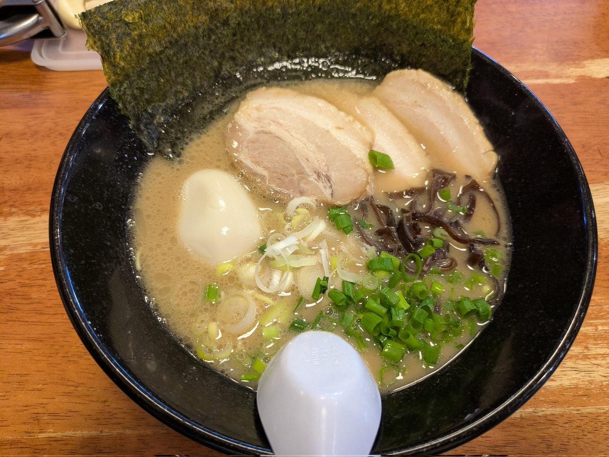 tamamaru3588's tweet photo. 茨城県ひたちなか市へ出張。
地元の仲間に最高の豚骨ラーメンをご馳走になりました。😄
素晴らしい美味さでした🤣 https://t.co/eZvIb0RC6R
