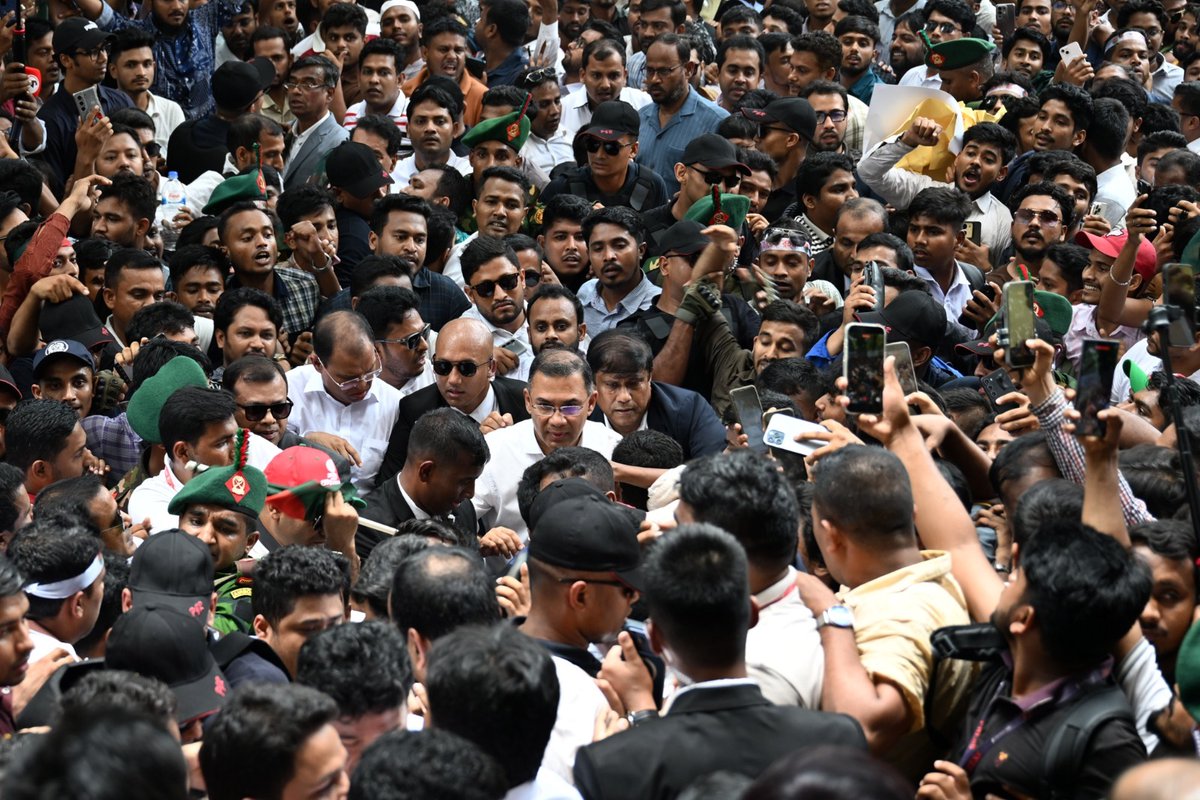 BDTrending24's tweet photo. বিরল দৃশ্য- ঢাবিতে ছাত্রদের সাথে মিশে গেলেন প্রধানমন্ত্রী! https://t.co/kTnxo7YiEA