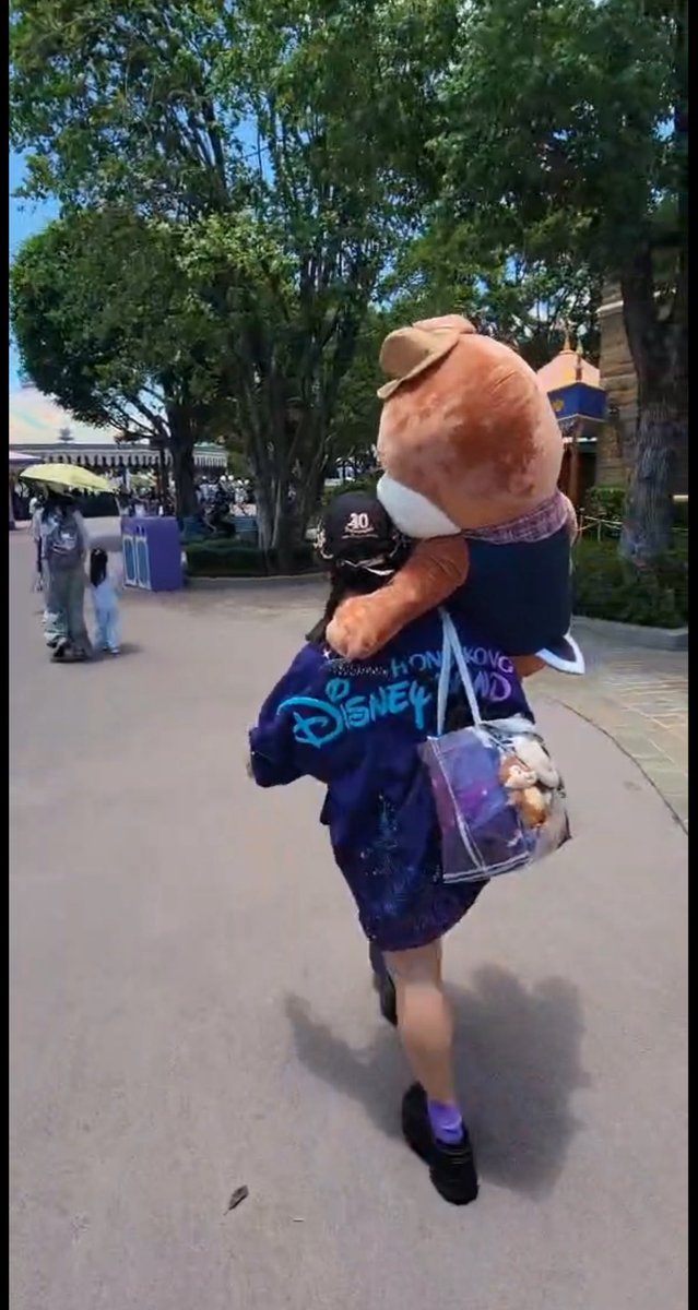 mmm28dai's tweet photo. 香港ディズニーに行ってチデの抽選して金が当たった先輩方、
こちらどうやって日本に持ち帰ったか知りたいです😂 https://t.co/TYGMSfv3EC