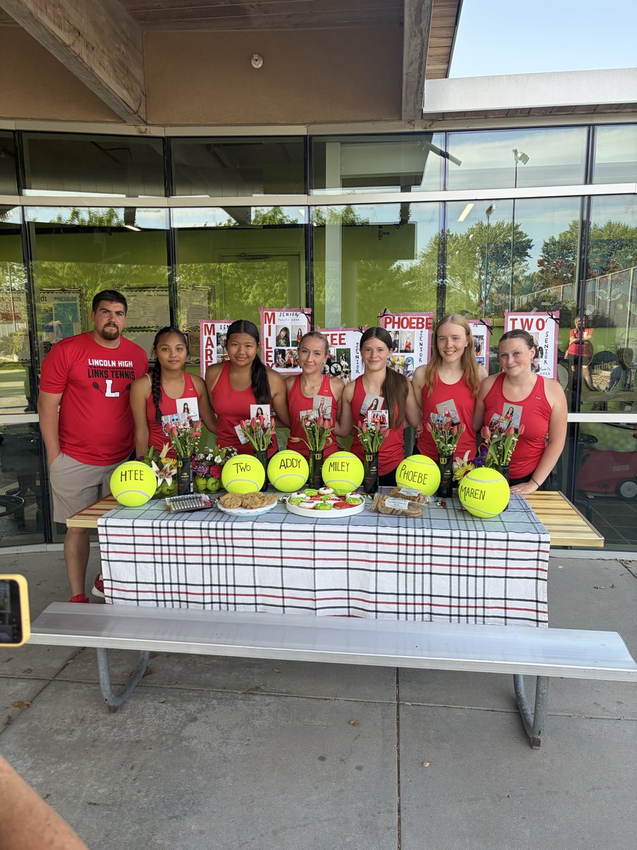 BW_Math_Lemon's tweet photo. And it was senior night! Go Links!!
#anotherlincolnhighjobwelldone https://t.co/iMZSLN8zHv