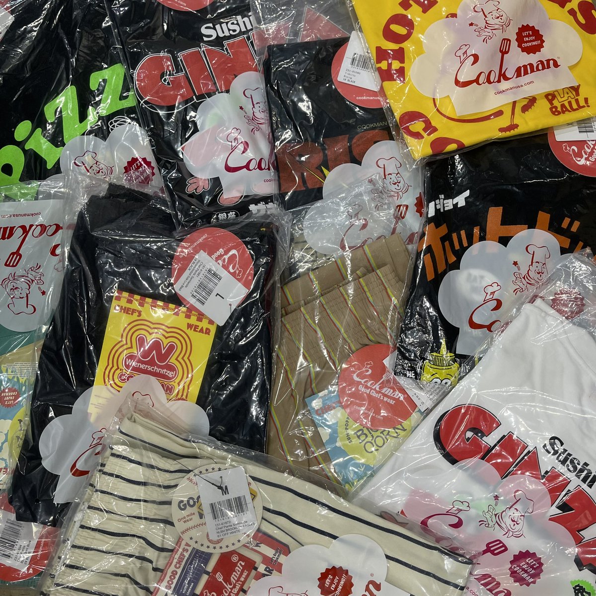moshmachine_10's tweet photo. 【Cookmanより入荷がありました!】
お客様注文もありますが、色々と入荷しました。
今回はTシャツ多めです!
-Cookman商品ページ
https://t.co/0RAaqR3Fgt
#cookman #クックマン #シェフパンツ #moshmachine #モッシュマシン https://t.co/Ds4lNCmTSX