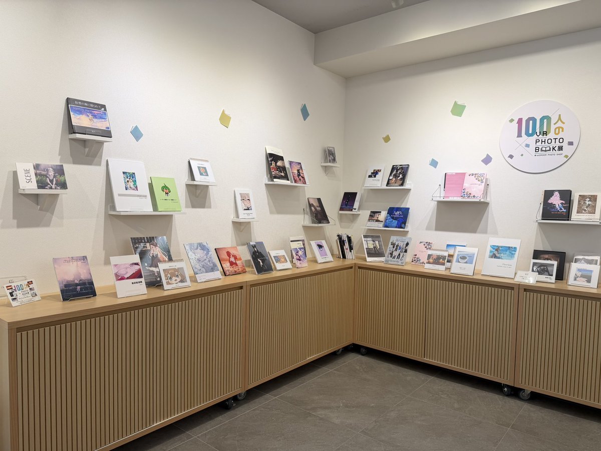 Virtual_BEAMS's tweet photo. 表参道のFUJIFILMワンダーフォトショップで開催中の「100人のVR PHOTO BOOK展」
🔜 5/15(金)19:00まで会期延長！

100冊を超えるVRChat写真集が並ぶ圧巻のボリューム。FUJIFILM House of PhotographyとTokyo Mood by BEAMSのコラボで作ったファッションスナップ本も、皆様の素敵なフォトブックと共に展示中です📕✨

今週、ぜひお立ち寄りください！

#TokyoMoodSnap #HoP_TokyoMood #リアクロ集会 #TokyoMoodbyBEAMS