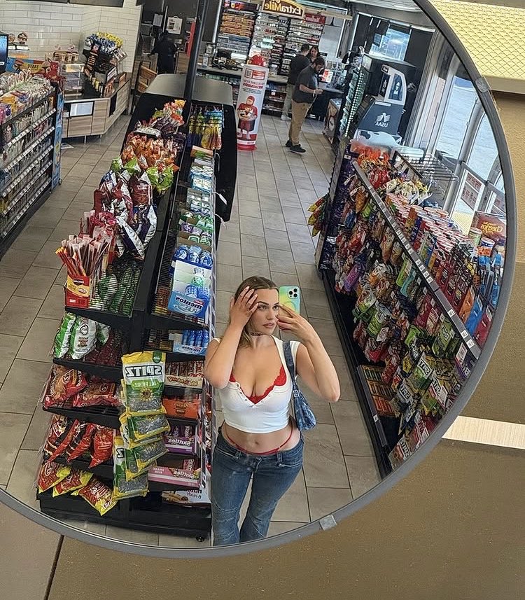 EllaJerrys's tweet photo. Out for groceries this afternoon https://t.co/B3fql2rogc