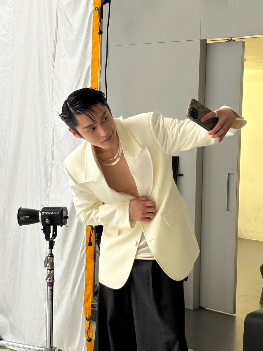 woongmail's tweet photo. ➕ 260513 ⋅ 14:00

📸 KIM JI WOONG <MEN Nobless> EDITORIALSHOOT BEHIND CUT https://t.co/JQZ2hfCRy9