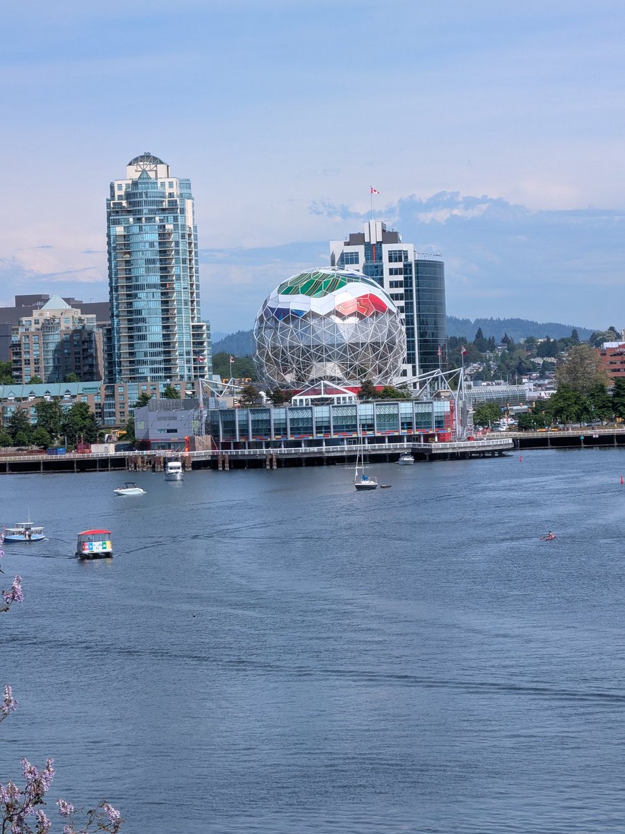 Ice_Cold_North's tweet photo. Ok it was way way too hot today I'm not built for this heat at all, but damn downtown was pretty today #Vancouver https://t.co/Au4eZ7b1vz
