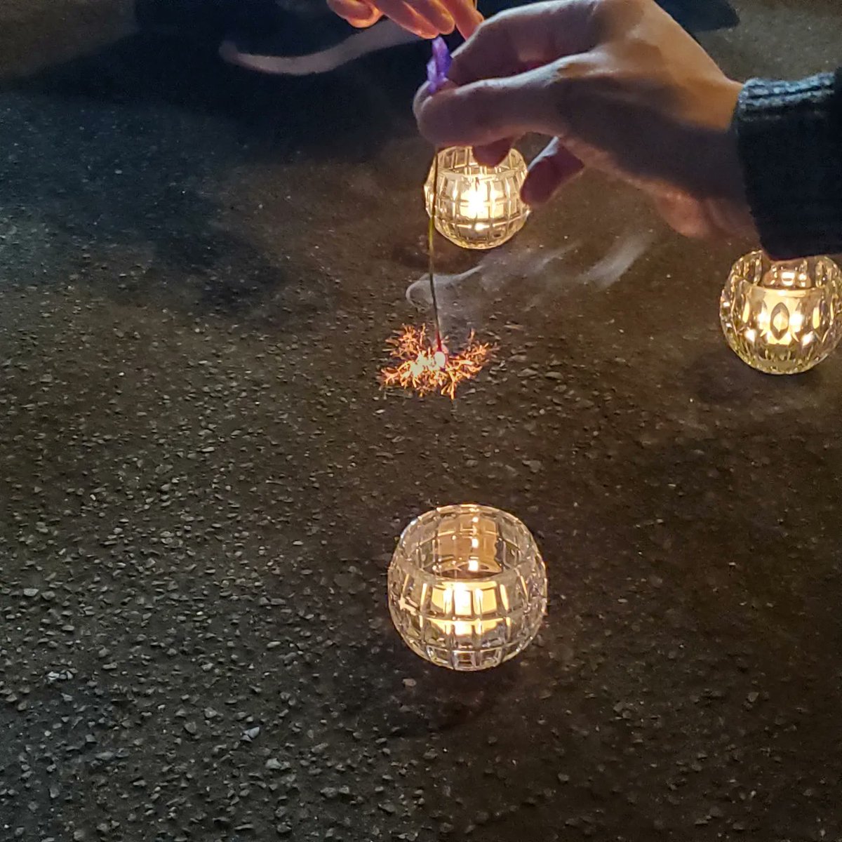 hanabiyaalpha's tweet photo. 「線香花火は二人以上でやった方が
きれいに写真が撮れるし楽しい。
初めての線香花火ナイト会場参加！
にぎやかで癒された3.11でした。
#線香花火ナイト」2023年
過去の線香花火ナイトで投稿していただいたものを順にUPしてます。
次回は7月7日
次回もみなさまからの投稿をお待ちしています。 https://t.co/iSFHgiz3Sc