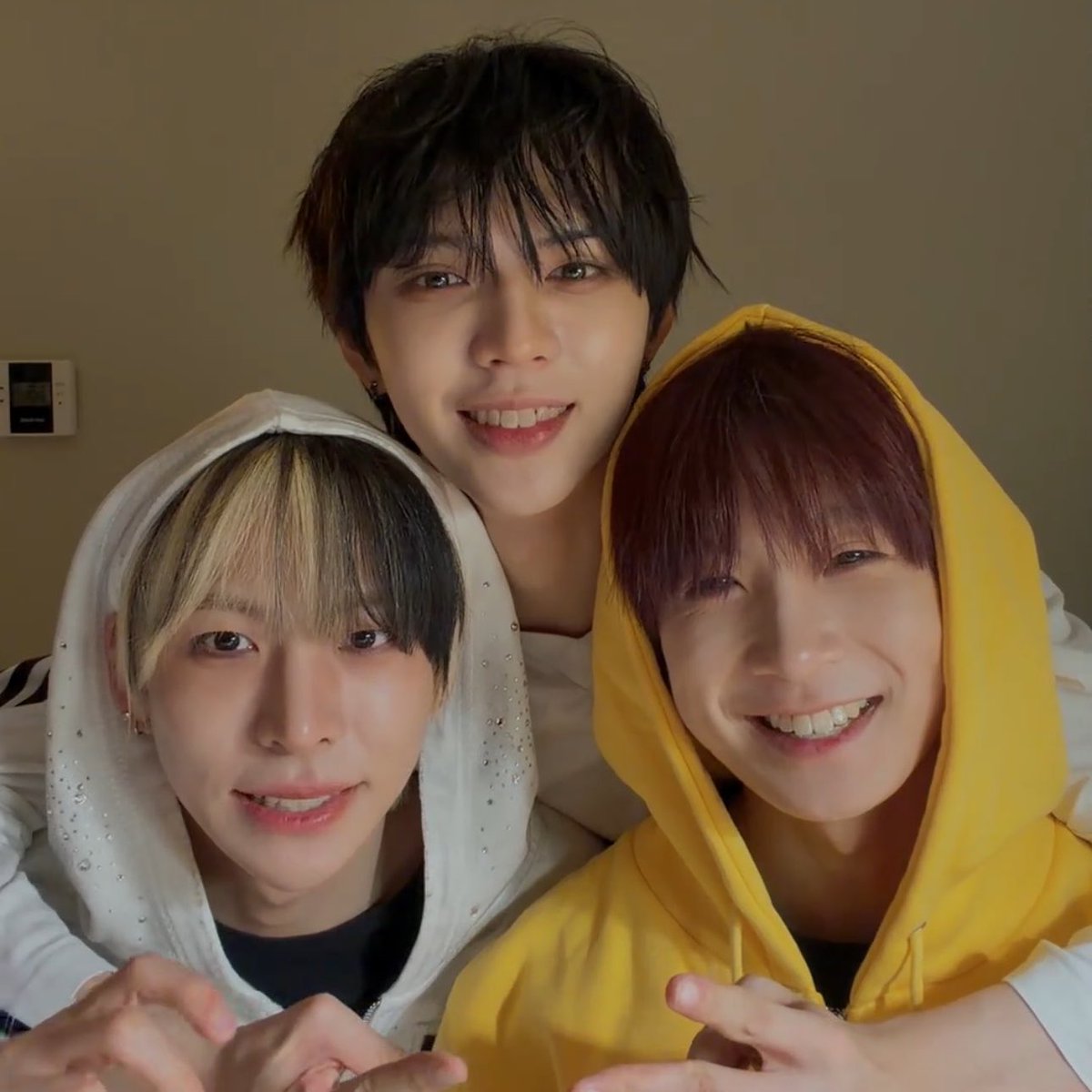 straywonie's tweet photo. brian &amp; his children (real) https://t.co/ie0aAabc40