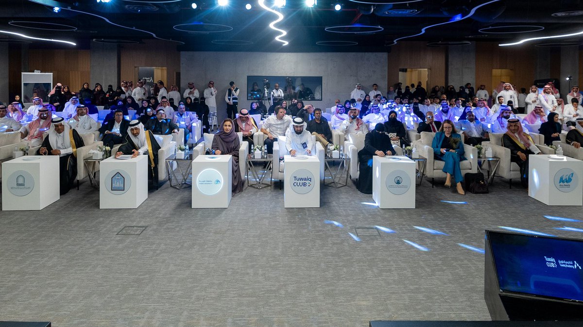 IMSIU_edu_sa's tweet photo. ضمن مبادرة أندية طويق الجامعية..
إطلاق نادي أكاديمية طويق في #جامعة_الإمام؛ بهدف تمكين الطلبة بمهارات وتقنيات المستقبل عبر برامج نوعية، وشراكات عالمية في مجالات الذكاء الاصطناعي، والأمن السيبراني، والبرمجة، والحوسبة السحابية، وذلك على هامش حفل أندية طويق @TuwaiqClubs ، الذي أقيم يوم أمس الثلاثاء 12/ 5/ 2026 بحضور وكيل الجامعة للشؤون التعليمية د. عبدالله بن عبدالرحمن الأسمري.