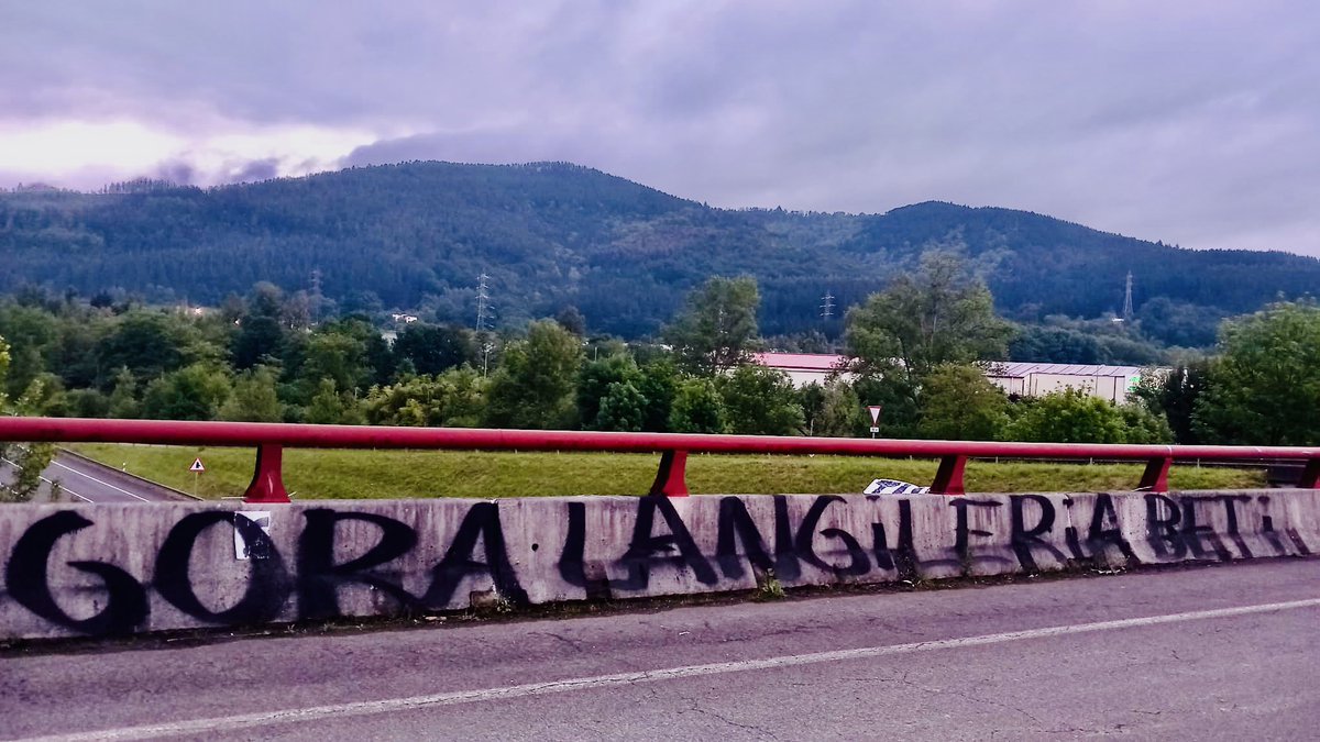 CNTBilbao's tweet photo. La plantilla de Tubos Reunidos continúa en huelga indefinida.

Los autobuses fletados por la empresa para que entre personal llegan vacíos. La realidad desmonta el relato de TRG.

Quieren dinero público mientras destruyen empleo con respaldo institucional. https://t.co/O6hSECC4LS