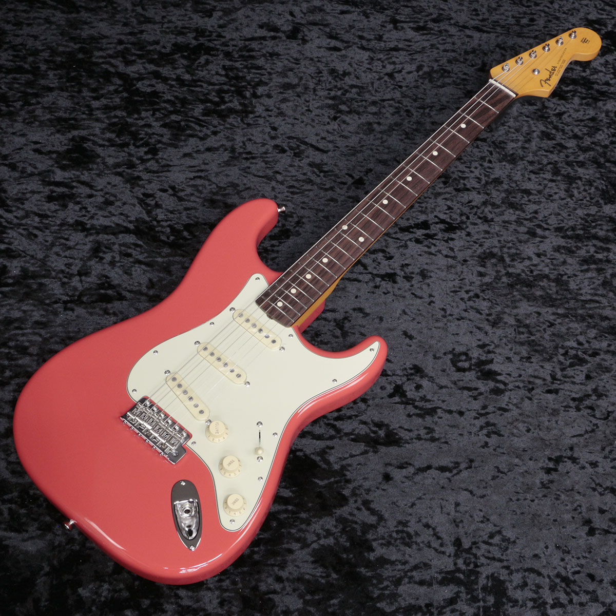 1484_shinjuku's tweet photo. 鈴木茂のこだわりが詰まったMade in Japan限定シグネイチャーモデル『Limited Shigeru Suzuki Stratocaster』登場！
彼が長年愛用する1962年製ストラトキャスターを日本製で忠実に再現したシグネイチャーモデルです。
限定モデルの証として特製ネックプレート、認定証が付属します。 https://t.co/li7vdiJVLv