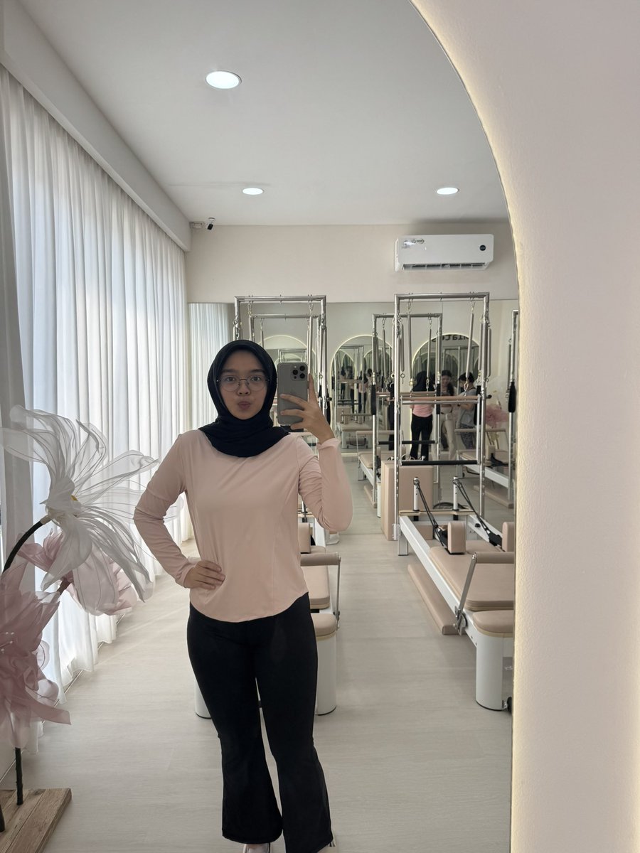 quitem00n's tweet photo. [PILATES OUTFIT]

Hari ini first day aku pilates dan menggunakan semua pakaian yang super nyaman bgt buat akuu. Ga nyesek di badan, ga gerah, pokoknya enak bgt… https://t.co/GmzGcCQlwi