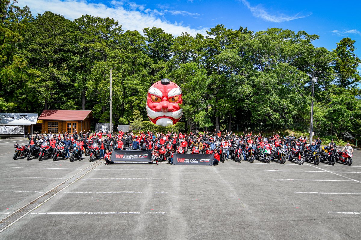 TaraRiderch's tweet photo. 【Ducatiからのレポート】

5月9日のWeRideAsOne2026
世界全体で70カ国22,000人以上参加と史上最大のWeRideAsOneになりました。

そして日本🇯🇵でも速報値では過去最大33の販売店、10のD.O.C、552名のドゥカティスティが参加

先日の春野大天狗面に集まったドゥカティスティが約110名なので日本国内公式での5分の1の人数が春野大天狗面👺に集結しました。

イタリア🇮🇹本国Ducati HP WeRideAsOneレポートでも大天狗面前の100人人文字がバッチリ取り上げられましたよ✨
https://t.co/i1EBynMe1Q

参加された皆様ありがとうございました😊

今後は日本🇯🇵では6月6日のDucatiDay2026 鈴鹿サーキットに続き7月3日〜5日のミサノで開催のWorld Ducati Week2026へ繋がります。

【Report from Ducati】

On May 9th, WeRideAsOne 2026 became the biggest edition in history, with more than 22,000 participants across 70 countries worldwide.

And here in Japan 🇯🇵, preliminary figures show a record-breaking turnout as well, with 33 dealerships, 10 D.O.C. chapters, and 552 Ducatisti taking part.

Considering that around 110 Ducatisti gathered at the Haruno Great Tengu Mask 👺 event the other day, nearly one-fifth of all official participants in Japan came together there alone.

The “100” human formation photo in front of the Great Tengu Mask was also prominently featured in the official Italian 🇮🇹 Ducati WeRideAsOne report ✨

Thank you to everyone who participated 😊

In Japan 🇯🇵, the excitement now continues toward  on June 6th at Suzuka Circuit, followed by  taking place in Misano from July 3rd to 5th.

#Ducati #Ducati100 #ドゥカティ
#WeRideAsOne #DucatiDay
#WorldDucatiWeek #WDW2026