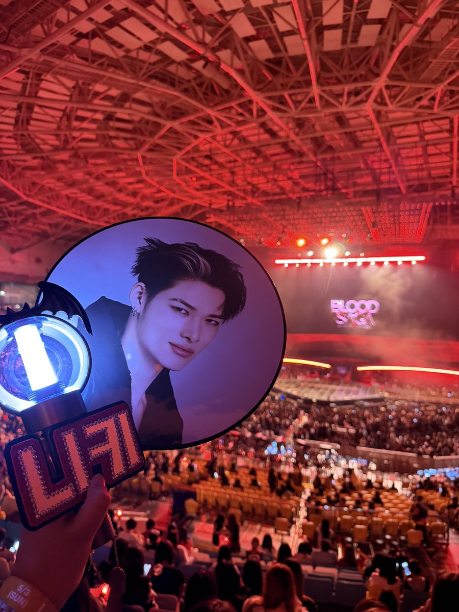 wrixlexx's tweet photo. Macam mimpi je rasa that my first ever trip + first concert in 🇰🇷 will be for @ENHYPEN 🥹❤️

Thank you @teuslayy for securing my #BloodSagaInSeoul ticket !

ps:// Belanja sikit "No Way Back" , time ni nangis sampai lens tercabut 🤣 https://t.co/2ab6bYTHYQ