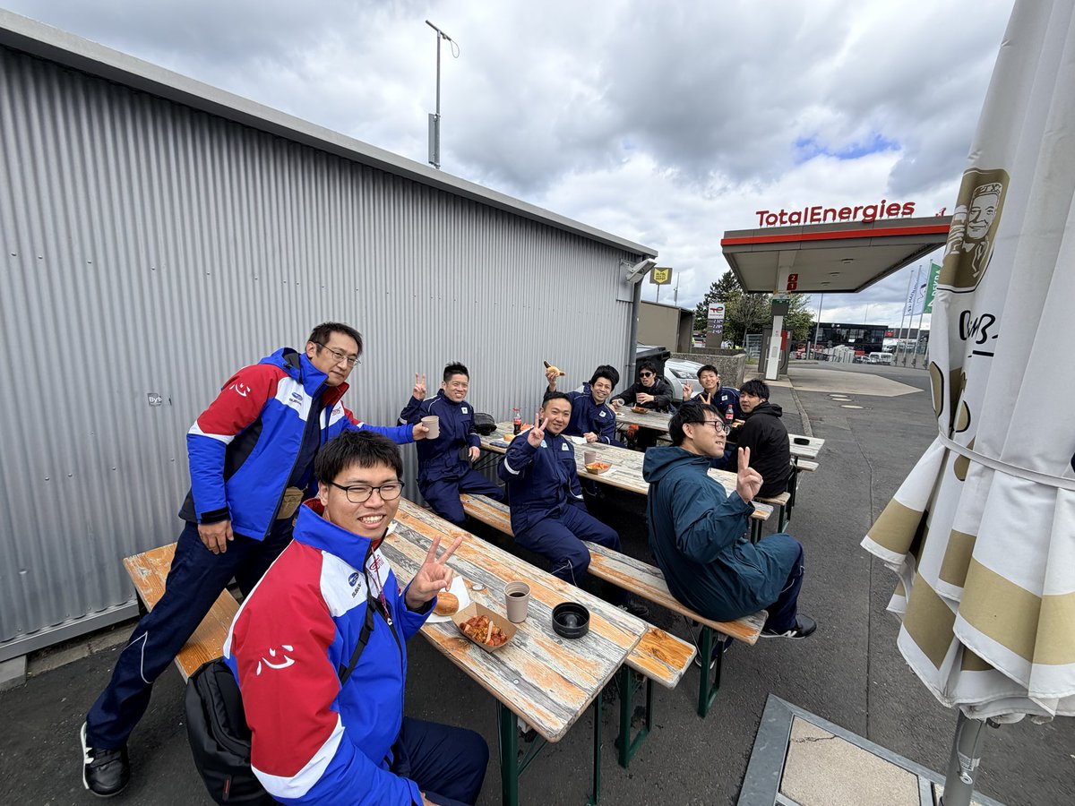 STI_lnc's tweet photo. 【STI NBR CHALLENGE 2026】

車検も無事合格しました。
本日はディーラーメカニックさん達のトレーニングとアデナウパレードに参加します！
メカさん達のつかの間のランチタイムにお邪魔しました。ドイツといえばカリーブルスト、美味しいですよね😋

#STI  #SUBARU  #NBR24h #NBR https://t.co/FxHLw02Etd