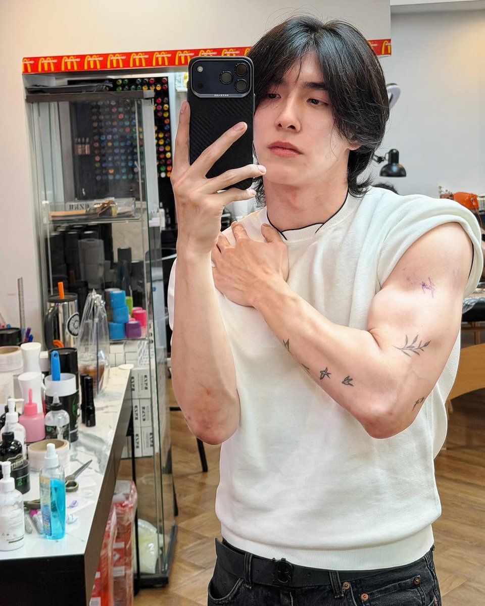 flexing actor tweet media