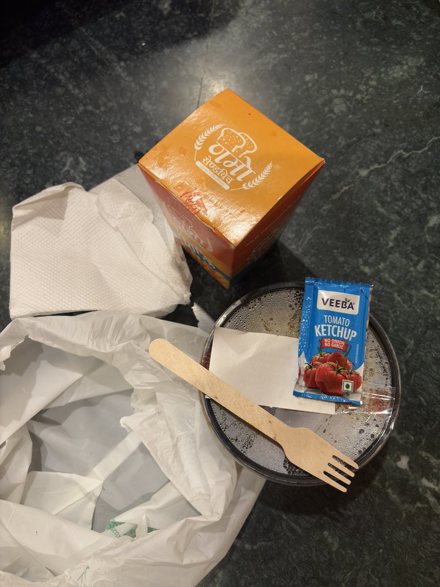 Avi_37's tweet photo. @zomatocare 
Yesterday night I ordered as I was hungry but didn't get the food I expected (shown in the image). Tried asking refund for dissatisfaction but your CHAT service did't provide it. 

I want the refund anyhow!! https://t.co/yPFEOitUJo