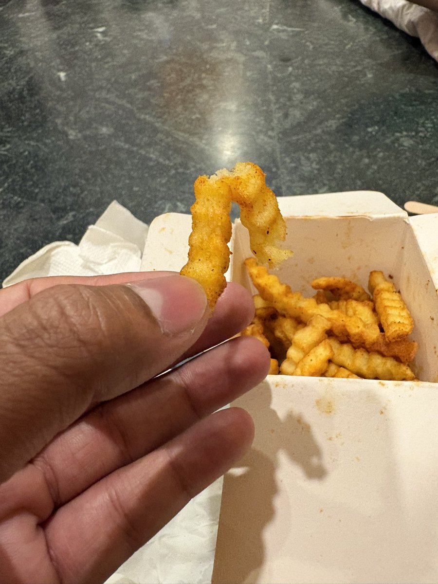 Avi_37's tweet photo. @zomatocare 
Yesterday night I ordered as I was hungry but didn't get the food I expected (shown in the image). Tried asking refund for dissatisfaction but your CHAT service did't provide it. 

I want the refund anyhow!! https://t.co/yPFEOitUJo