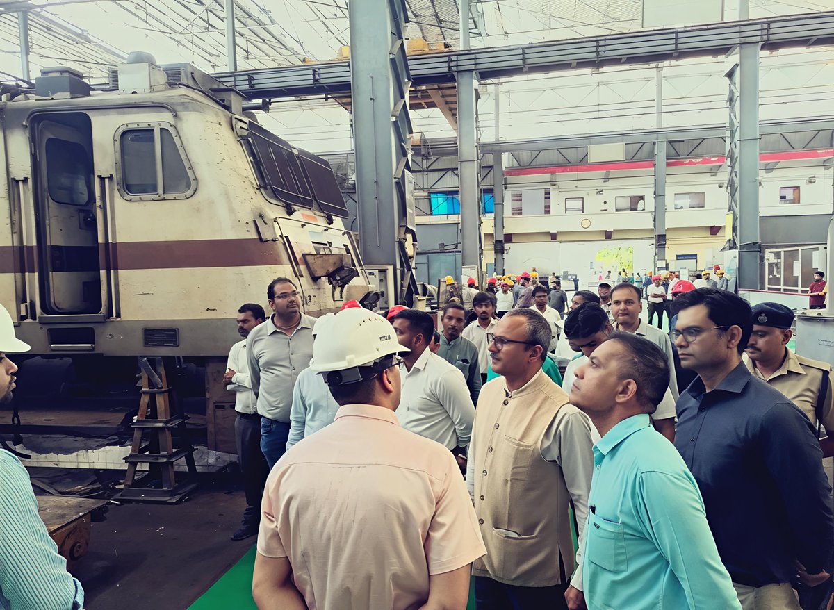 DRMBRCWR's tweet photo. Shri Ramashray Pandey, GM/WR inspected Electric Loco Shed at Vadodara alongwith Shri Raju Bhadke, DRM/Vadodara Division and senior officers of division.

He was briefed about the modifications and future expansion plans of the Electric Loco Shed.

During the visit, he inspected various sections of the shed, including the Pneumatic Section and Auxiliary Motor Section, Bogie section.

He was also briefed about the technical analysis and remedial measures being undertaken to achieve zero loco failures.