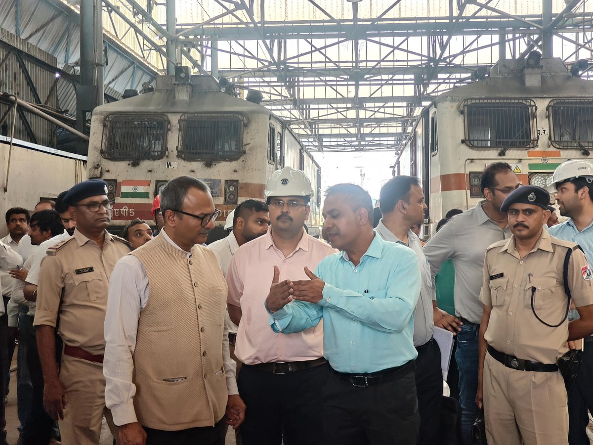 DRMBRCWR's tweet photo. Shri Ramashray Pandey, GM/WR inspected Electric Loco Shed at Vadodara alongwith Shri Raju Bhadke, DRM/Vadodara Division and senior officers of division.

He was briefed about the modifications and future expansion plans of the Electric Loco Shed.

During the visit, he inspected various sections of the shed, including the Pneumatic Section and Auxiliary Motor Section, Bogie section.

He was also briefed about the technical analysis and remedial measures being undertaken to achieve zero loco failures.