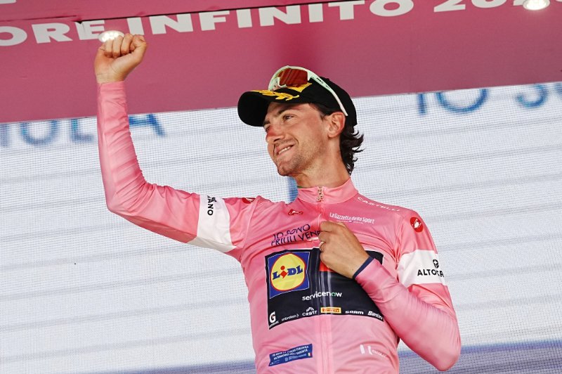 cyclingtime's tweet photo. ジロ・デ・イタリア2026第4st：トリプルエースを失ったUAEのナルバエスが渾身の勝利！総合リーダージャージはボーナスタイムの争いでチッコーネに！（ダイジェスト動画あり）
https://t.co/P5g4t00tRT https://t.co/csgzA7DYxB
