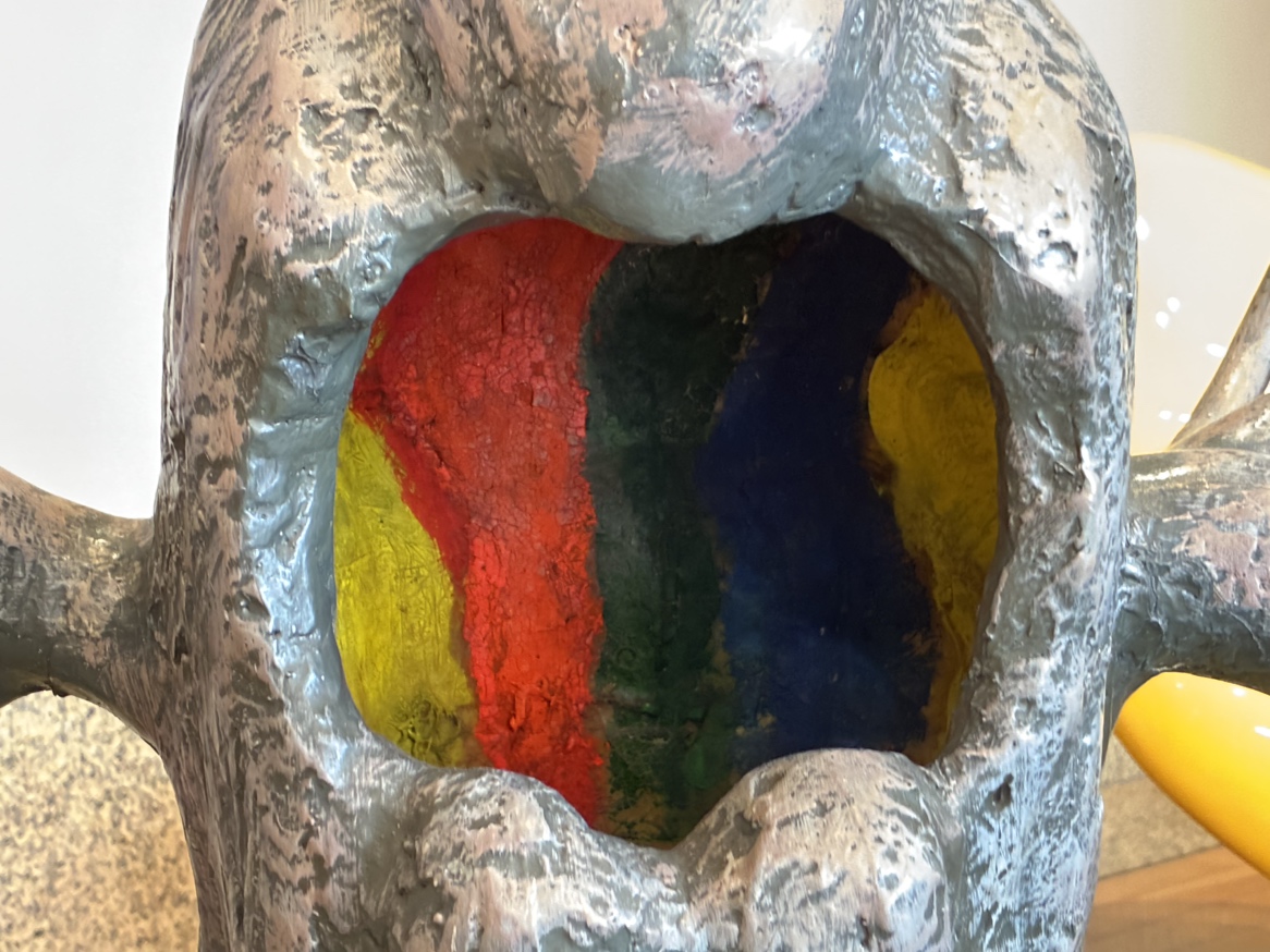taromuseum's tweet photo. 🌈お口の中はどんな世界？？🌈
無料ミニ企画「ちょこっとTARO　太郎の森」にて展示中の《樹霊Ⅱ》。
いつもより明るいところで観られるから、お口の中も覗けちゃいます....ってあらら？👀
こんな色に塗られているだなんて、ご存知でしたか？
ぜひ実際に見てみてくださいね！
https://t.co/A0t09nz5dF https://t.co/tXaA4fFs3g