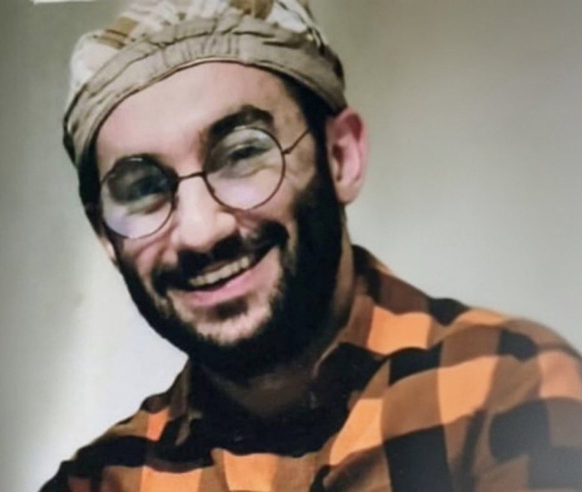 jinzianazadi's tweet photo. دانشجوی فوق‌لیسانس IT در ترکیه بود.با فریب ج.ا  و فشار به پدرش به ایران برگردونده شد. پدرش بعد شنیدن حکم اعدامش توسط قاضی صلواتی از غصه جان داد.
صبح امروز به جرم خیالی مامور موساد بودن توسط رژیم ایران اعدام شد.
سربدار ِ سرافراز ِ میهن #احسان_افراشته https://t.co/FWxt8iQbsz