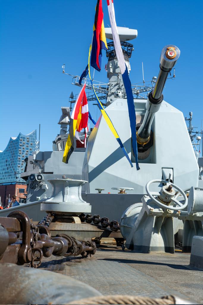 HMS SUTHERLAND tweet media