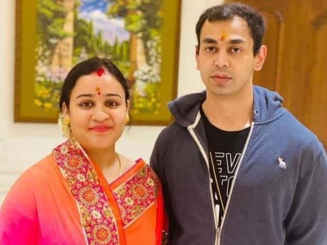 BJYMsahilBUI's tweet photo. स्वर्गीय मुलायम सिंह यादव जी के पुत्र एवं उत्तर प्रदेश महिला आयोग की उपाध्यक्ष श्रीमती अपर्णा यादव जी के पति प्रतीक यादव जी के निधन का समाचार अत्यंत मर्माहत करने वाला है।इस कठिन समय में मेरी संवेदनाएँ शोक संतप्त परिवार के साथ हैं। ईश्वर दिवंगत आत्मा को अपने श्रीचरणों में स्थान दे https://t.co/FeHsosLXew