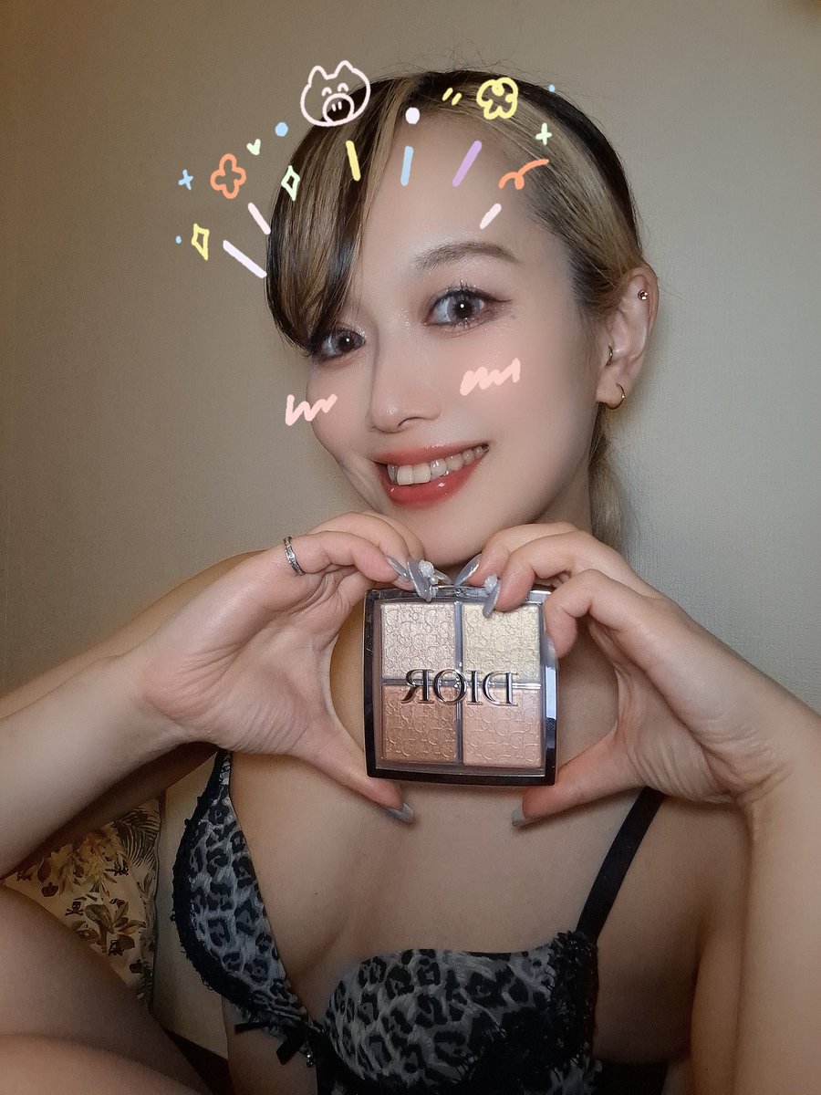 kiwako0517's tweet photo. ハイライトってマジで今Diorしか使ってないし、
普段メイクも舞台メイクもかわいい顔にもクール顔にも全部に使ってますホントに✨🪞✨
いつも私の顔面力を支えてくれてありがとう🥰❣️❣️❣️❣️❣️❣️❣️❣️❣️ https://t.co/kusQJxYZt2