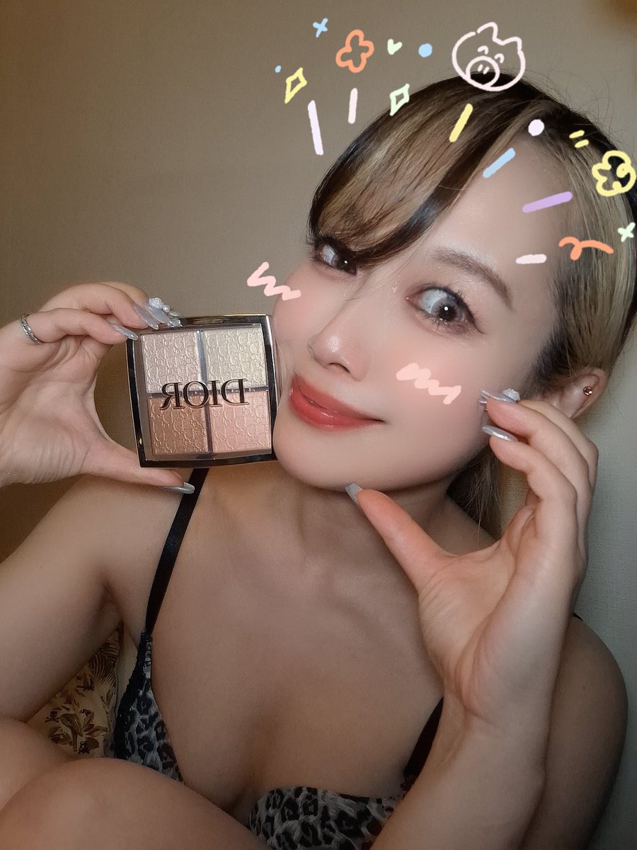 kiwako0517's tweet photo. ハイライトってマジで今Diorしか使ってないし、
普段メイクも舞台メイクもかわいい顔にもクール顔にも全部に使ってますホントに✨🪞✨
いつも私の顔面力を支えてくれてありがとう🥰❣️❣️❣️❣️❣️❣️❣️❣️❣️ https://t.co/kusQJxYZt2