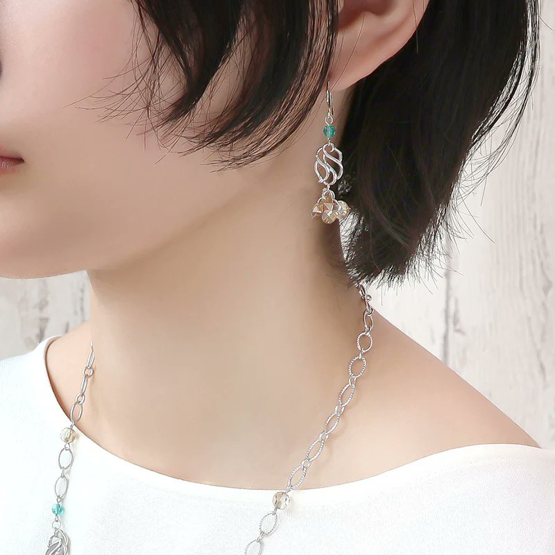 kiwa__online's tweet photo. 【新商品】クリムトからもう一つ、「水蛇Ⅰ」をモチーフにしたチャームもご用意しました。
女性の髪が水中で揺らぐ様子を表現したデザインで、上下と中央で厚みに高低差があり立体感があります🎨
https://t.co/AiVtsvVAUa https://t.co/CJOhaQqhbM