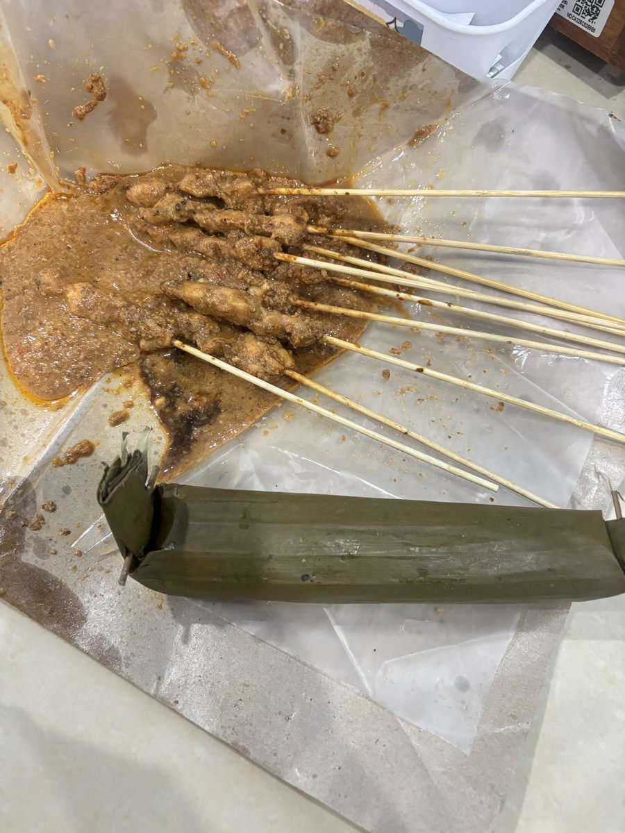 Pesen sate ayam + lontong beneran kaga dipotong ini lontongnya🙂🙂🙂
