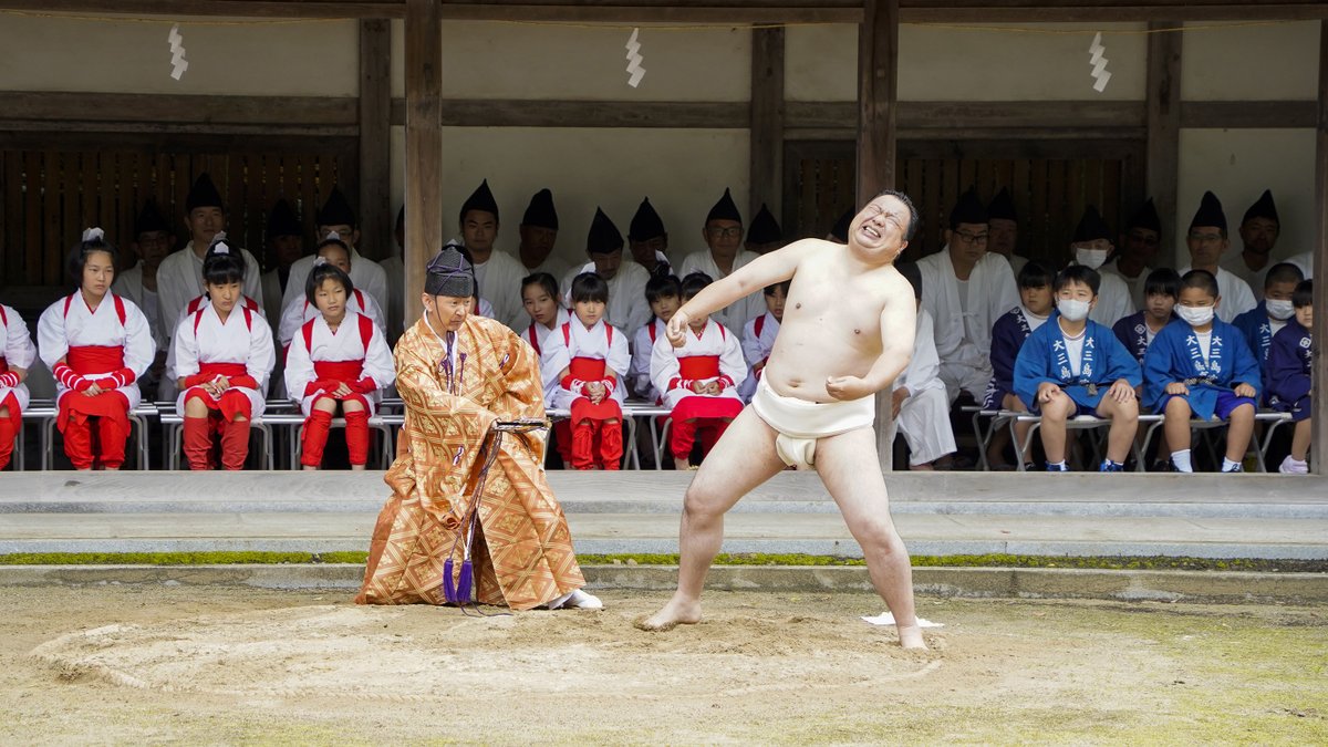 imabari_city's tweet photo. 【大三島】一人角力
大山祇神社からもうひとつ。県の無形民俗文化財に指定されている儀式です。
稲の精霊と相撲を取り、五穀豊穣を願います。お相撲さんの名前は一力山。精霊さんは強いのでだいたい負けます。 https://t.co/zg9ASrwHgU