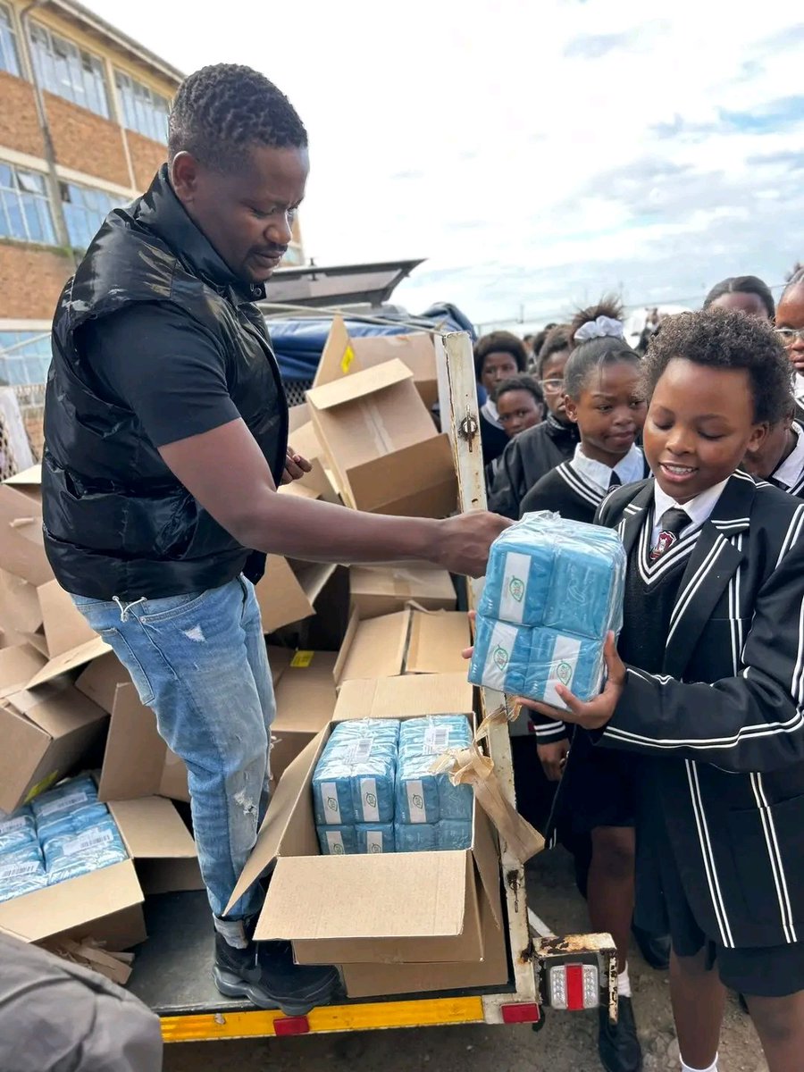 buffalo_insider's tweet photo. #UpdatesBCM | 💯

Actor and media personality Clement Maosa, popularly known as Kwaito from Skeem Saam, brought smiles and inspiration to learners at Ebenezer Majombozi High School, in Duncan Village on Tuesday.

He visited the school with gifts for girls and shared motivation https://t.co/puwHC5RG58