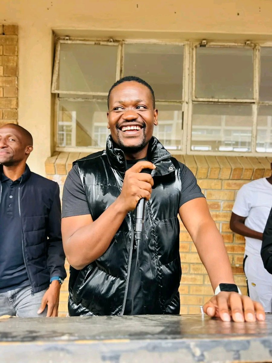buffalo_insider's tweet photo. #UpdatesBCM | 💯

Actor and media personality Clement Maosa, popularly known as Kwaito from Skeem Saam, brought smiles and inspiration to learners at Ebenezer Majombozi High School, in Duncan Village on Tuesday.

He visited the school with gifts for girls and shared motivation https://t.co/puwHC5RG58