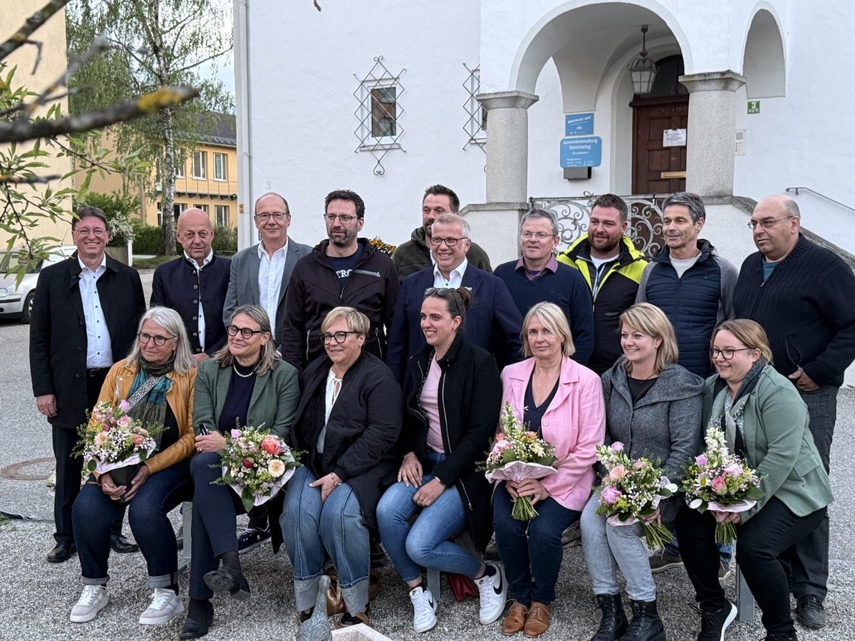 DrBirghan's tweet photo. Der neue Gemeinderat in #Steinhöring im LK #Ebersberg. Die Frau meines Lebens ist auch dabei. Stolz. https://t.co/i5BsQXsZRd