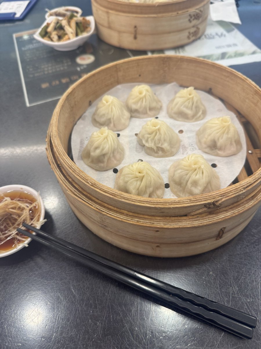 miccomi's tweet photo. 台湾最後まで楽しみましたわよ☺️
小籠包屋さんで私のエビ餃子がなかなか来なかったら相席になったおじさんが
『この子のエビ餃子はまだなの？』的なことを店員さんに言ってくれて感謝で嬉し泣きだったよ🥹
エビ餃子超おいしかった🥟泣
おじさん謝謝🫶

#アイナ台北 https://t.co/VBzTiWUXSc
