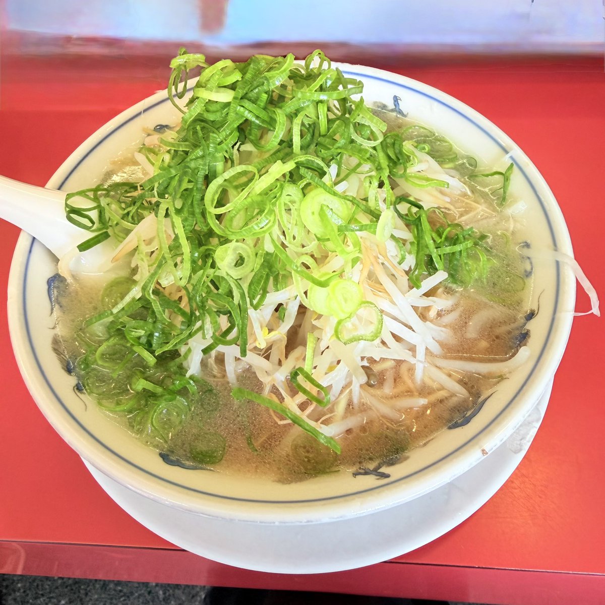 hiro13_hiro's tweet photo. ラーメン福
久しぶりにコチラ
いつものネギ多め、麺硬めでいただきます。
胡椒もスタミナ辛子もいつも通り
今日もごちそうさまでした。 https://t.co/iIvpAXnPch