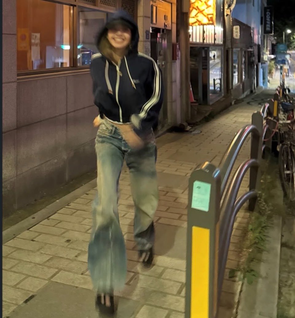I’ve been a fan of Lisa for years and she usually wears jeans with a jacket or sweatpants when she’s out in public. If this is real, then drop the full picture