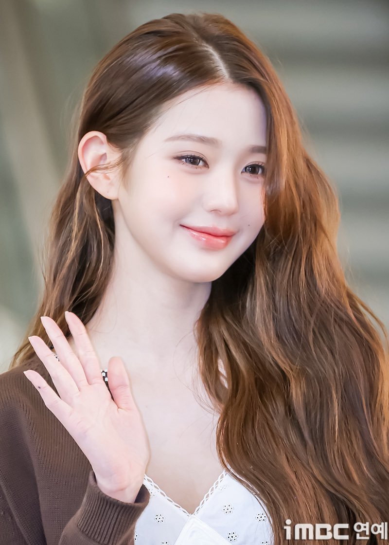 euaiox's tweet photo. 260513 Wonyoung at GMP Airport

#원영 #WONYOUNG #장원영 #JANGWONYOUNG
#아이브 #IVE #リズ

cr: iMBC https://t.co/jn1LOtYvr6