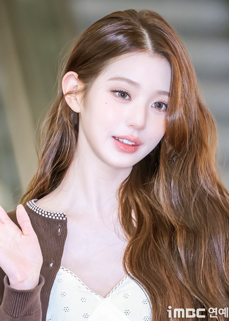 euaiox's tweet photo. 260513 Wonyoung at GMP Airport

#원영 #WONYOUNG #장원영 #JANGWONYOUNG
#아이브 #IVE #リズ

cr: iMBC https://t.co/jn1LOtYvr6