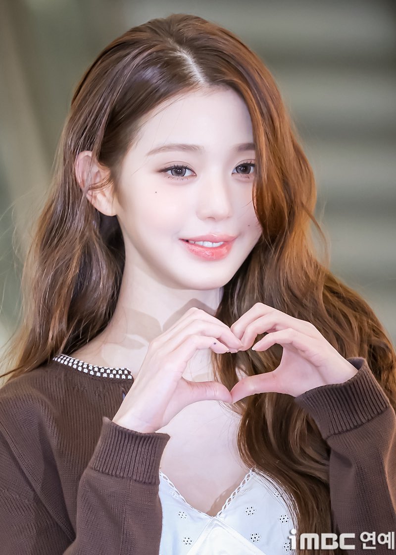 euaiox's tweet photo. 260513 Wonyoung at GMP Airport

#원영 #WONYOUNG #장원영 #JANGWONYOUNG
#아이브 #IVE #リズ

cr: iMBC https://t.co/vUPFVKN5jY