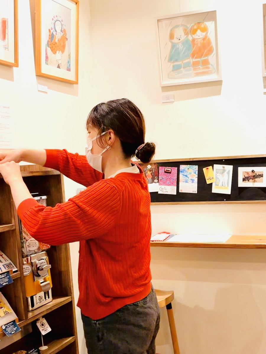 kamome_roastery's tweet photo. 日曜日の夜🌃、カフェ内ギャラリースペースの展示作業を行いました🖼️✨
写真はその時の模様📸

今週末まで下記展示が開催です。
展示詳細は後ほど🖼️

せとうち あんこ
なつがちかづく そのまえの
５月１２日（火）〜１７日（日） https://t.co/J83GKExVmQ