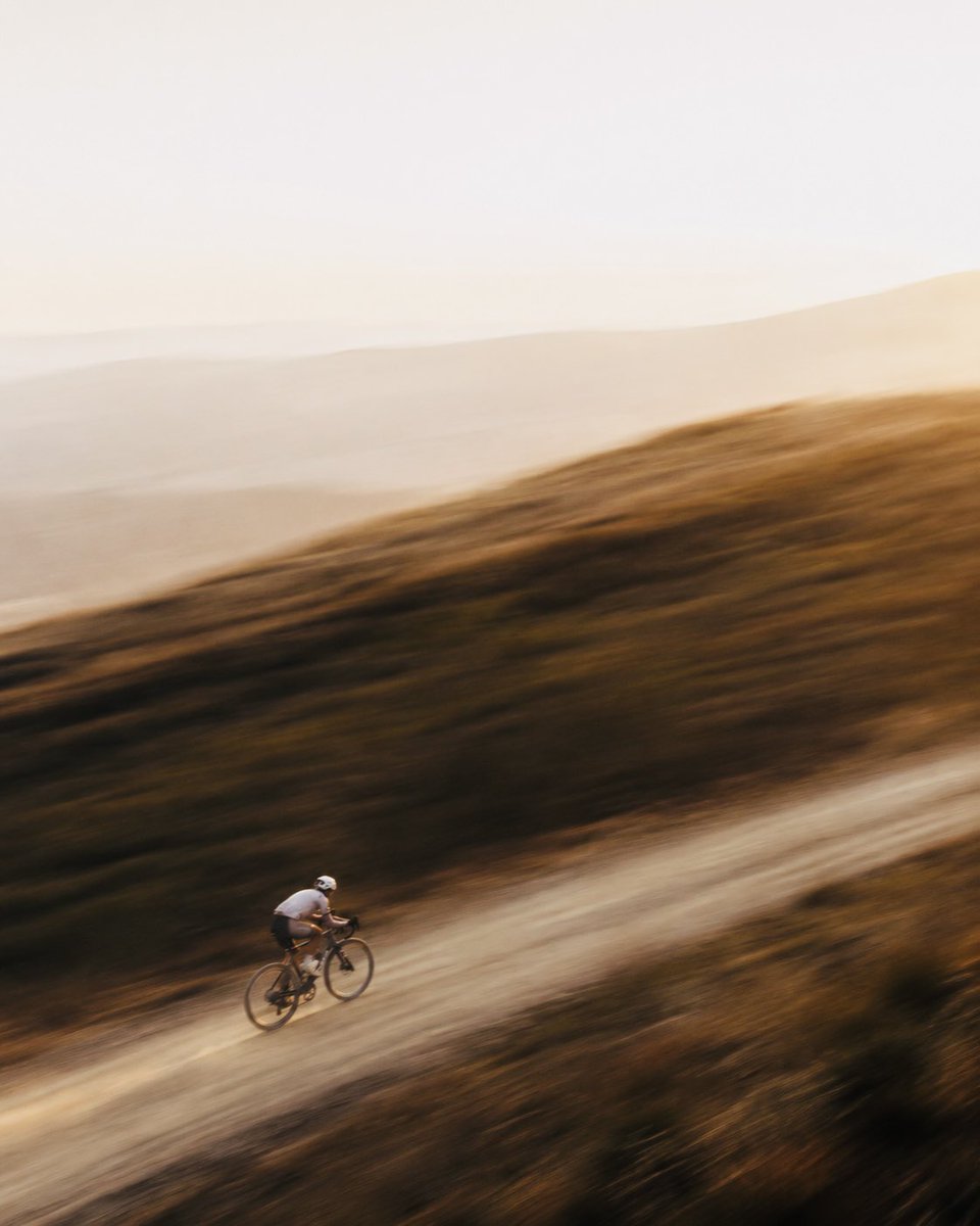 Arry_app's tweet photo. Big ride. Big sunset. Big effort 🔥

After a ride like this, your body keeps working long after the route is done.

Arry shows how you recovered overnight through sleep, HRV, resting heart rate and recovery.

Check your morning in https://t.co/jeEUphC73m

#Arry #Recovery #HRV #Cycling #AppleWatch #thetraka